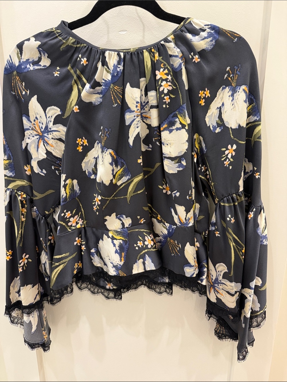 Cinq à Sept 100% Silk Floral Print Bell Sleeve Blouse